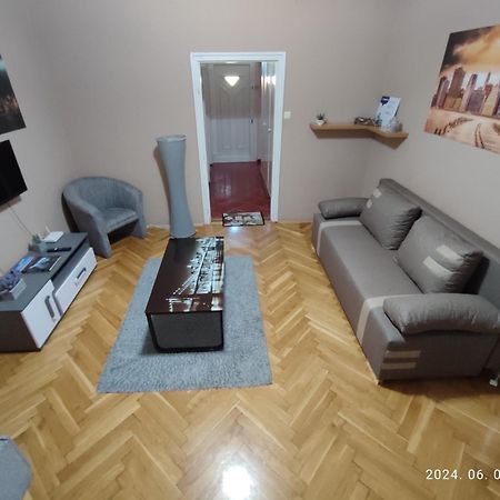 Startpont Apartman Pecs Bagian luar foto