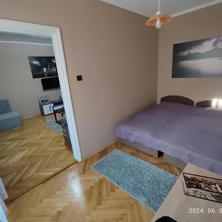 Startpont Apartman Pecs Bagian luar foto