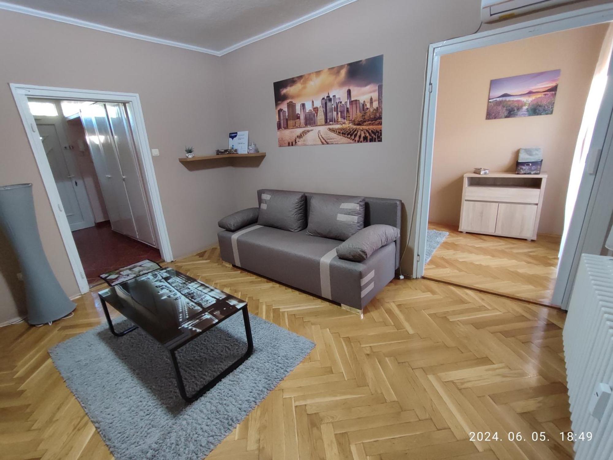 Startpont Apartman Pecs Bagian luar foto