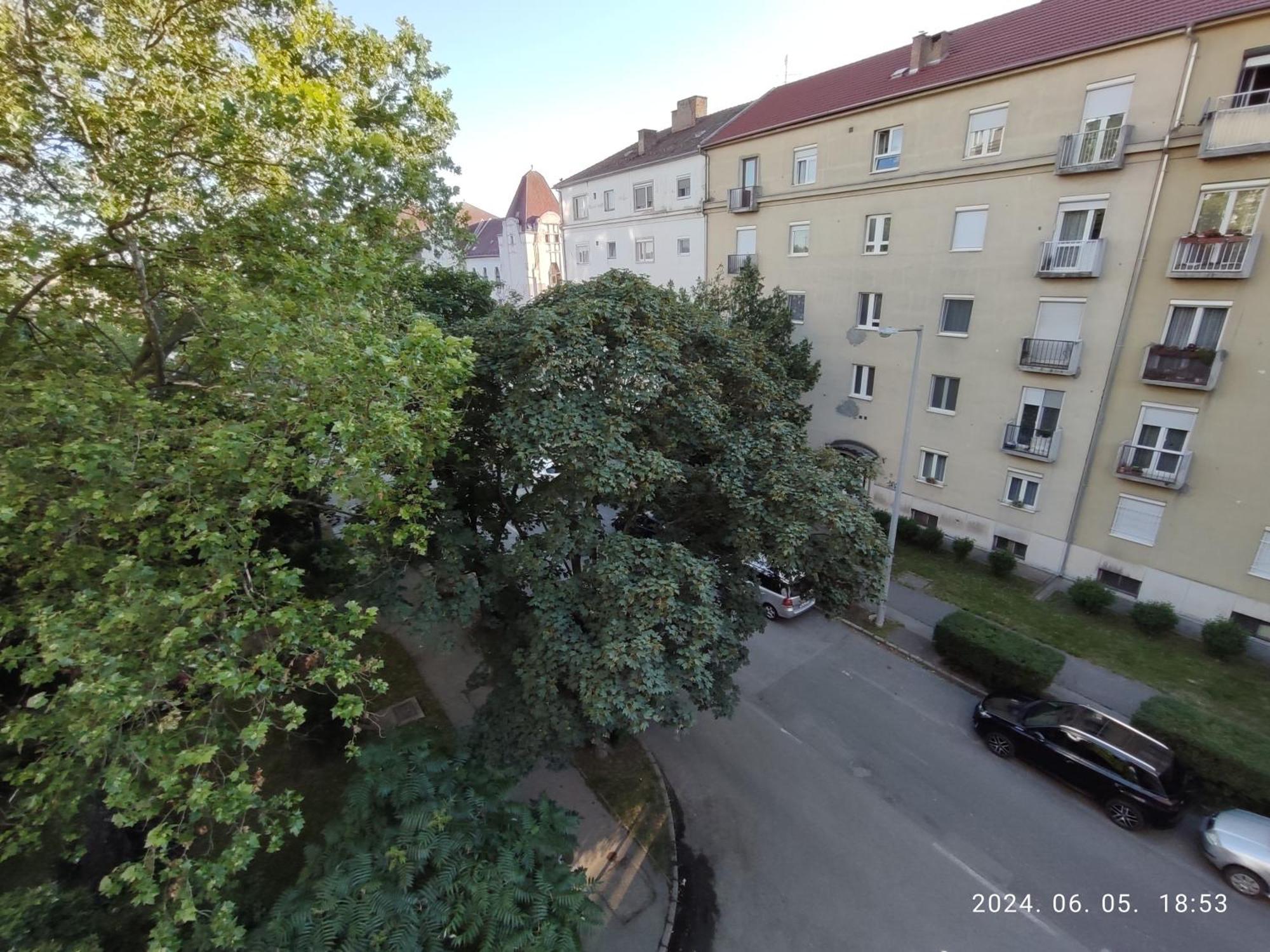 Startpont Apartman Pecs Bagian luar foto
